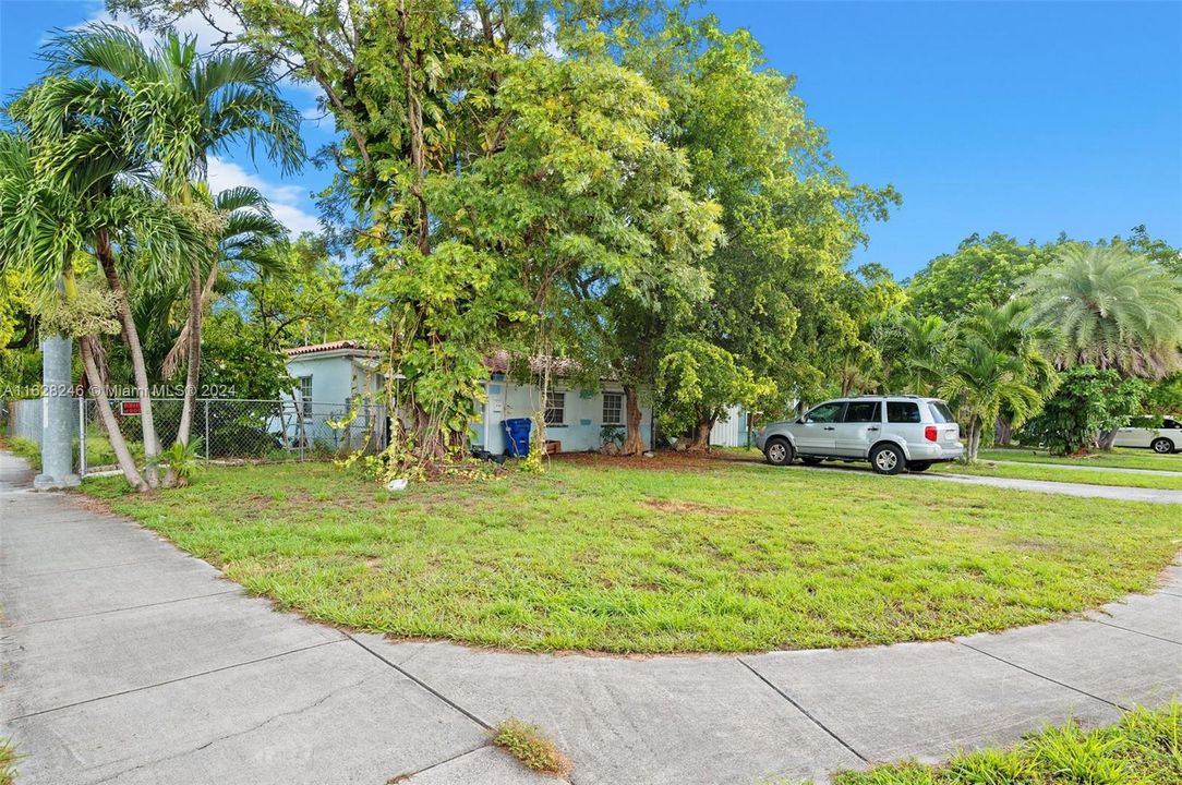 Active With Contract: $420,000 (3 beds, 1 baths, 1301 Square Feet)