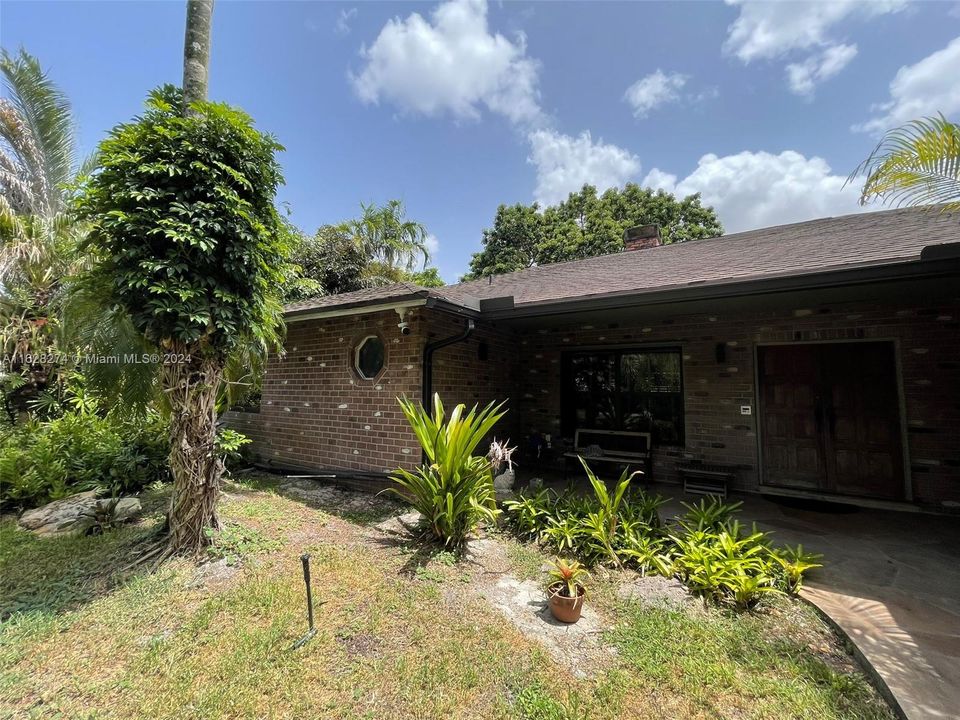 For Sale: $2,150,000 (4 beds, 3 baths, 4080 Square Feet)