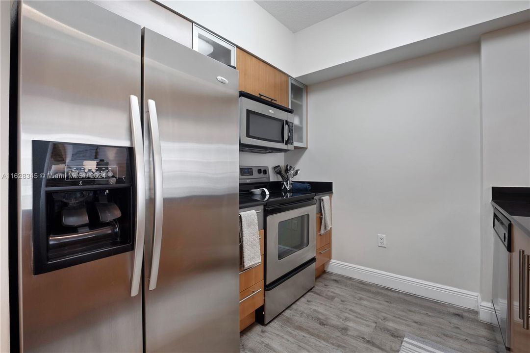 For Sale: $390,000 (1 beds, 1 baths, 825 Square Feet)