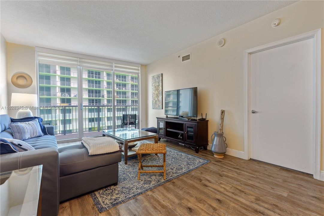 For Sale: $390,000 (1 beds, 1 baths, 825 Square Feet)