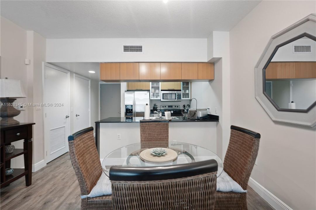 For Sale: $390,000 (1 beds, 1 baths, 825 Square Feet)