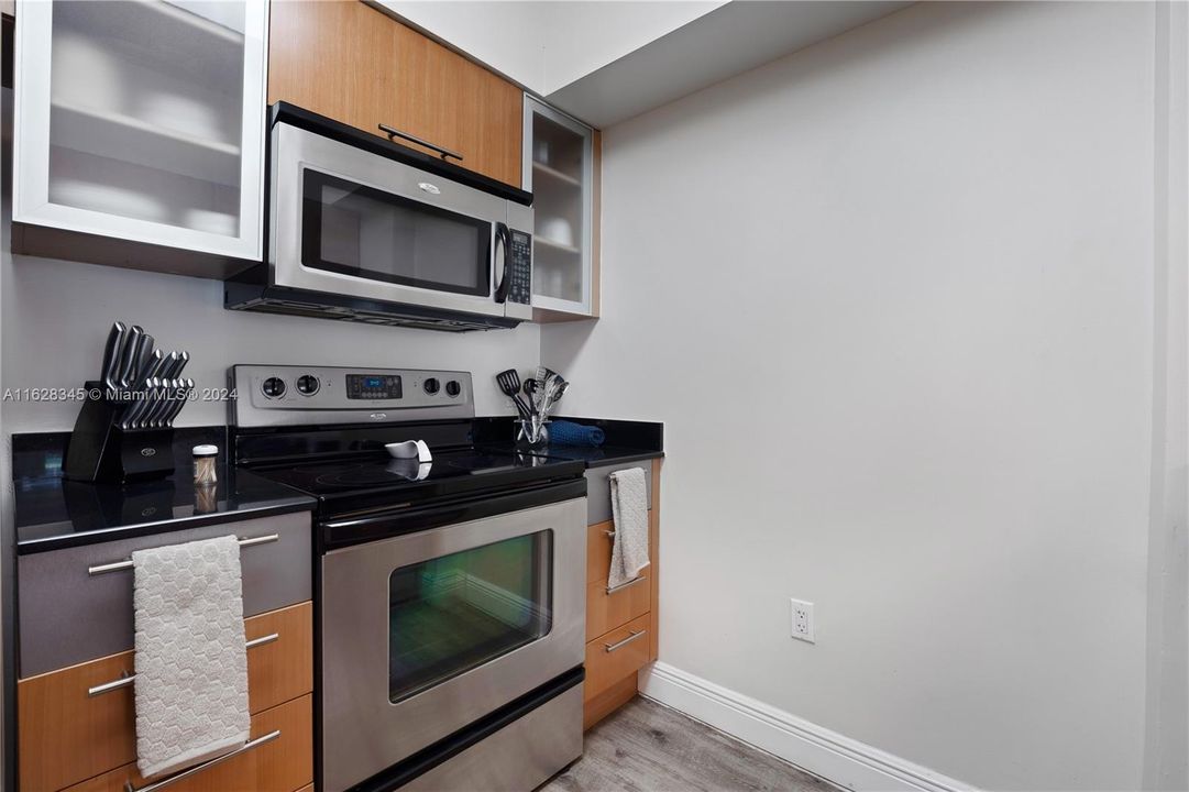 For Sale: $390,000 (1 beds, 1 baths, 825 Square Feet)