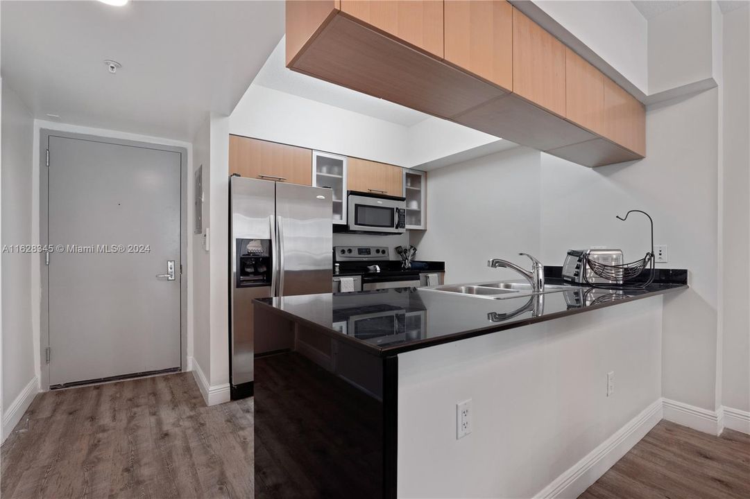 For Sale: $390,000 (1 beds, 1 baths, 825 Square Feet)