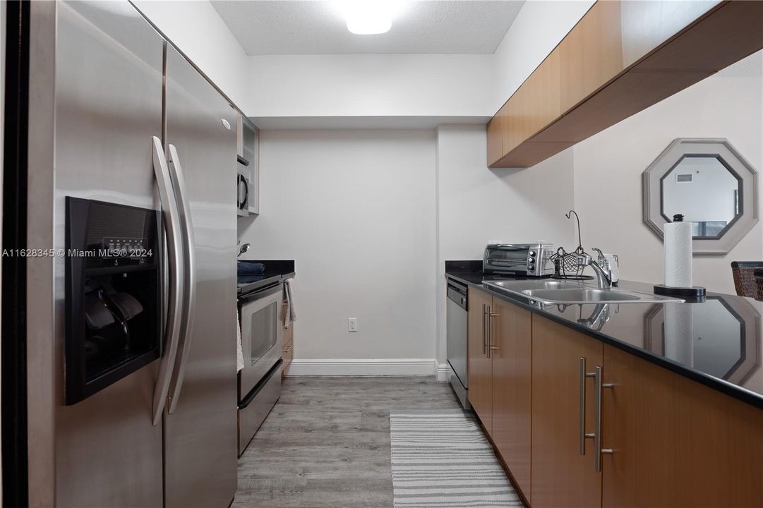 For Sale: $390,000 (1 beds, 1 baths, 825 Square Feet)