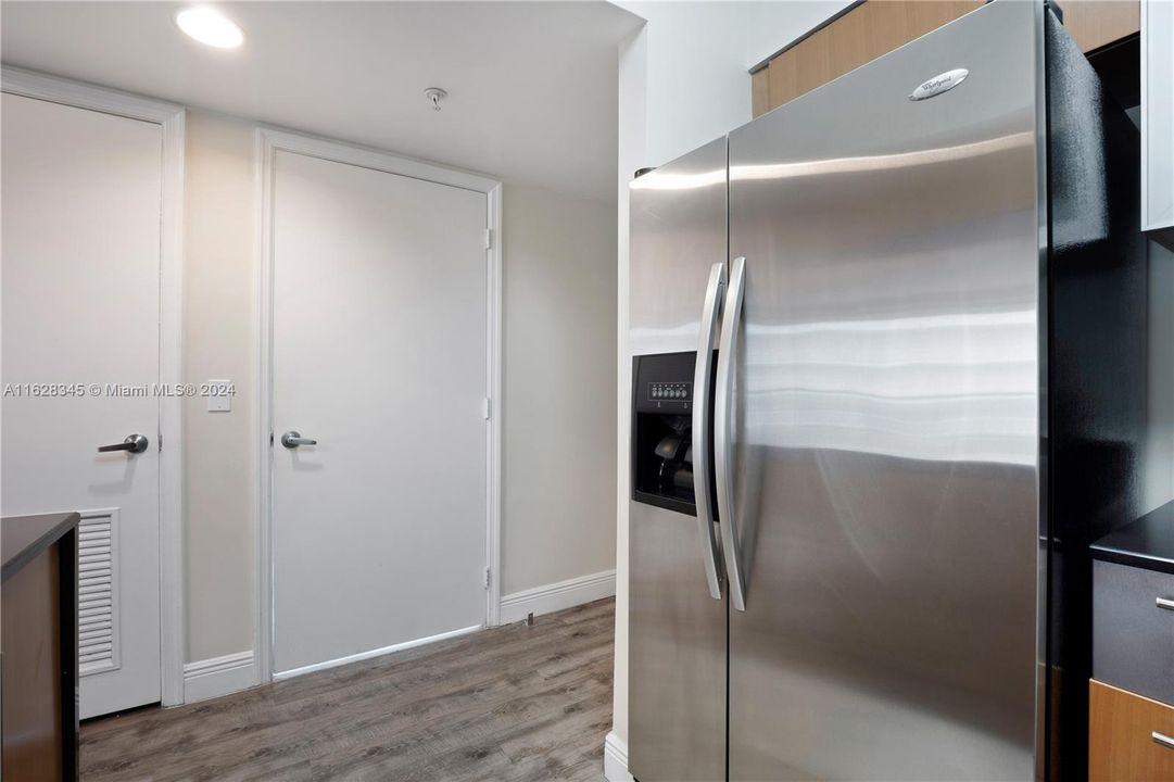 For Sale: $390,000 (1 beds, 1 baths, 825 Square Feet)