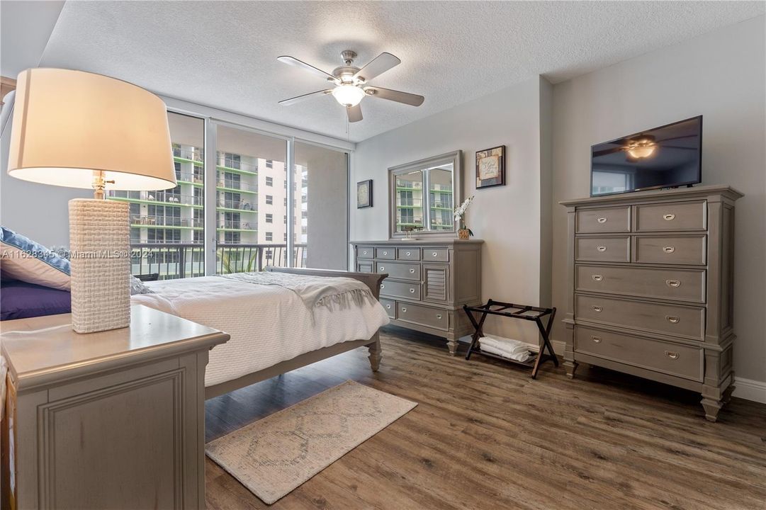 For Sale: $390,000 (1 beds, 1 baths, 825 Square Feet)