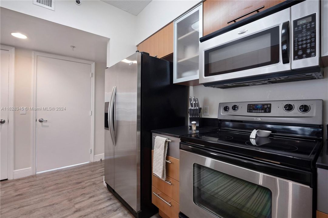 For Sale: $390,000 (1 beds, 1 baths, 825 Square Feet)