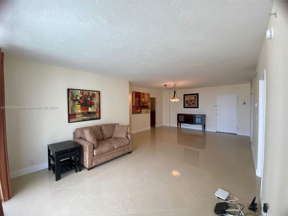 For Sale: $629,000 (2 beds, 2 baths, 1186 Square Feet)