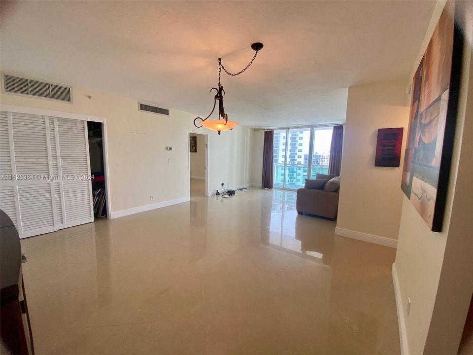 For Sale: $629,000 (2 beds, 2 baths, 1186 Square Feet)