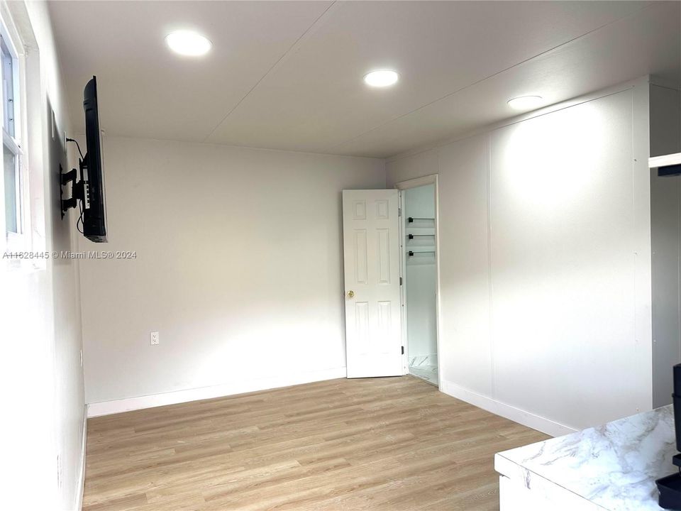 Recently Rented: $1,400 (1 beds, 1 baths, 275 Square Feet)