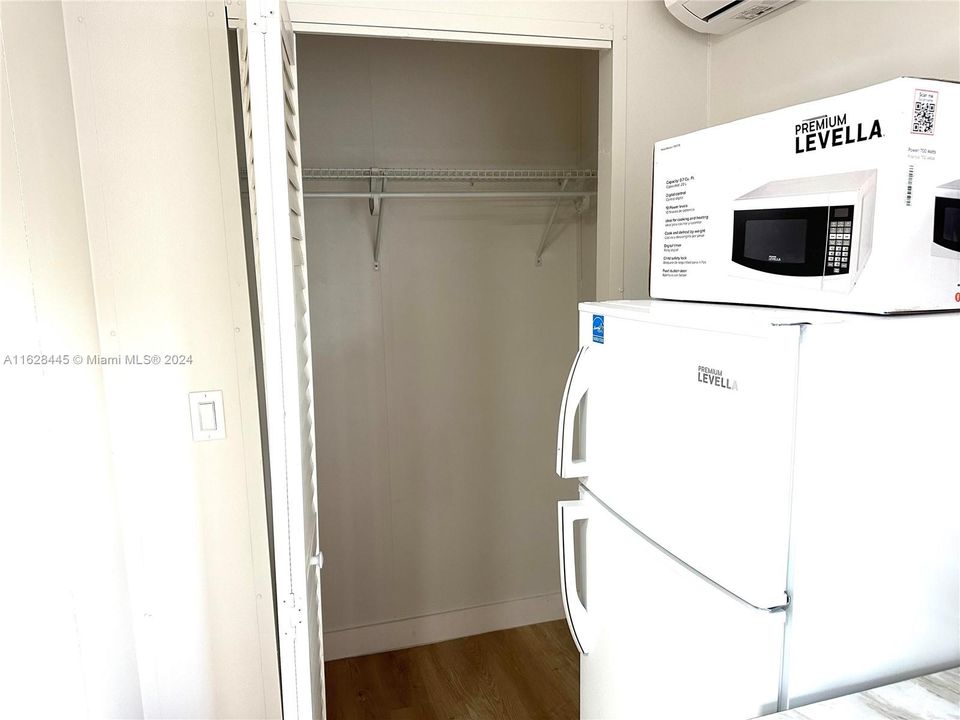 Recently Rented: $1,400 (1 beds, 1 baths, 275 Square Feet)