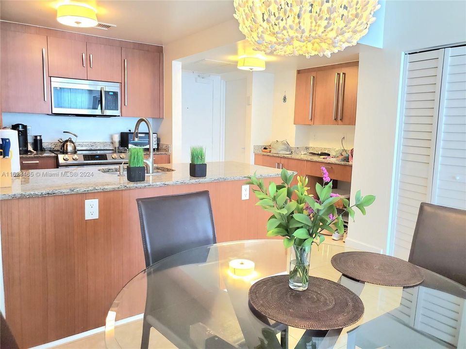 For Sale: $790,000 (1 beds, 1 baths, 896 Square Feet)