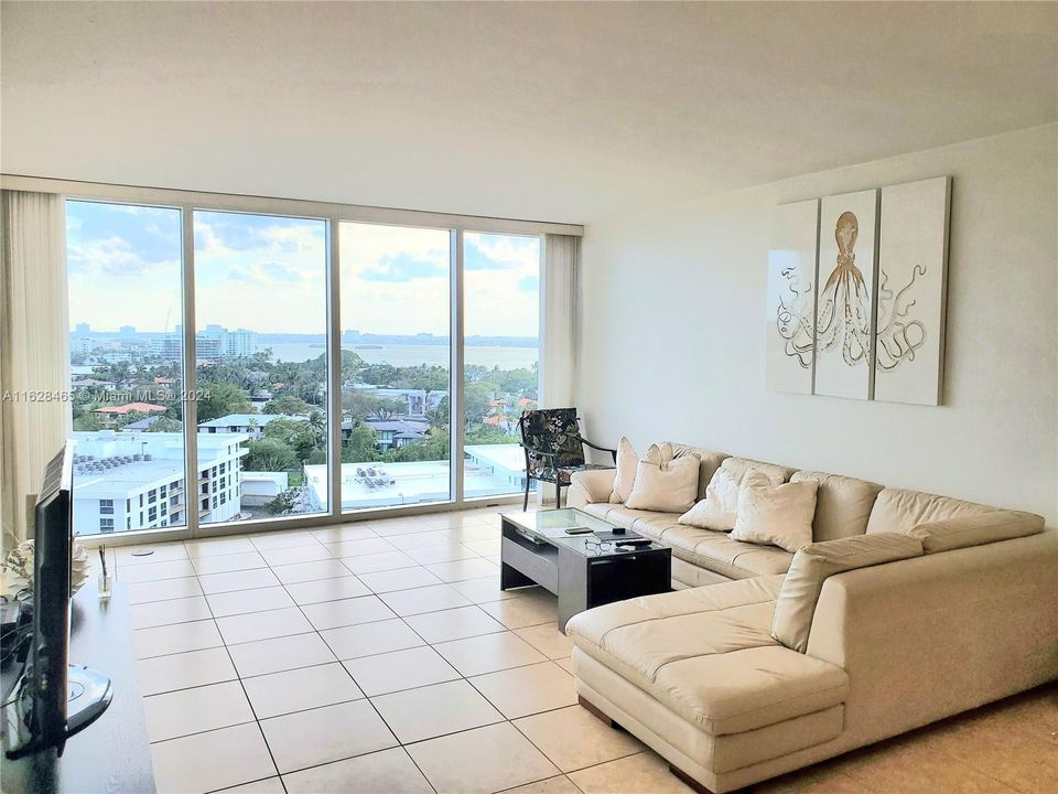 For Sale: $790,000 (1 beds, 1 baths, 896 Square Feet)