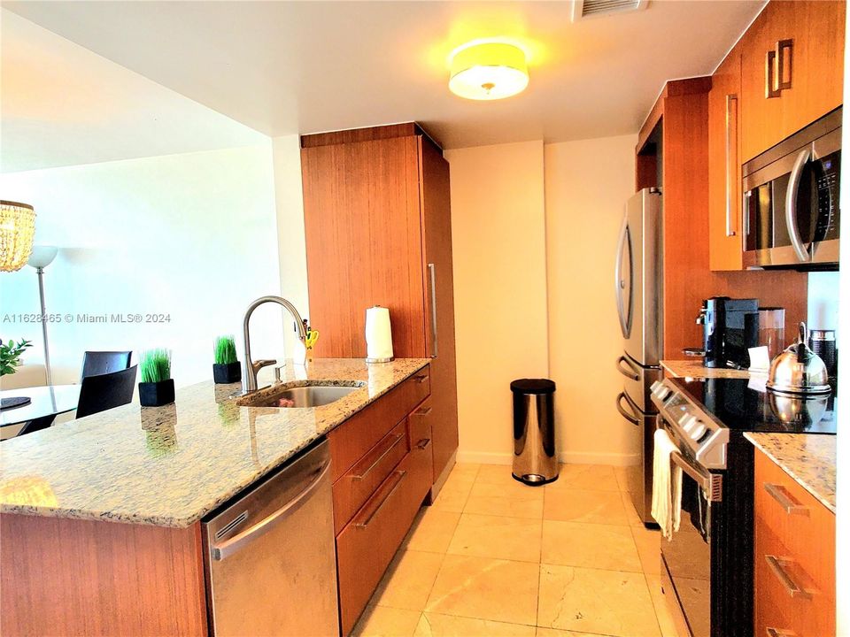 For Sale: $790,000 (1 beds, 1 baths, 896 Square Feet)