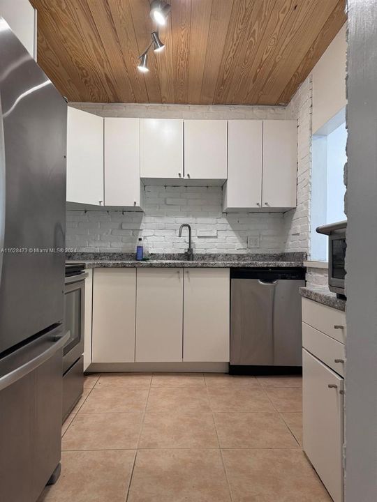 Active With Contract: $1,950 (2 beds, 2 baths, 880 Square Feet)