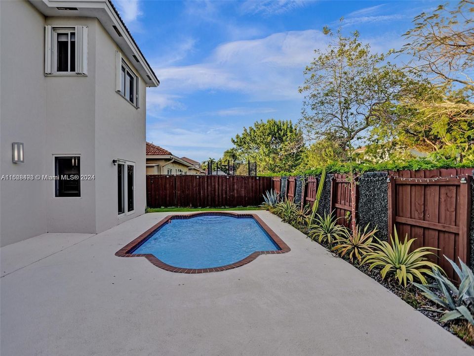 Recently Rented: $5,500 (4 beds, 2 baths, 2018 Square Feet)