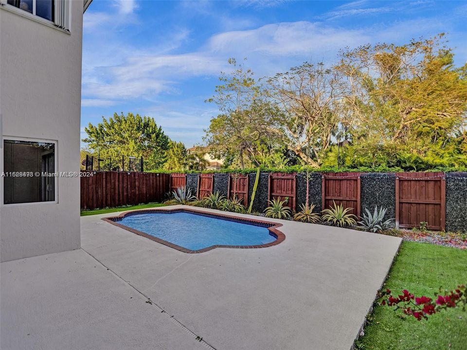 Recently Rented: $5,500 (4 beds, 2 baths, 2018 Square Feet)