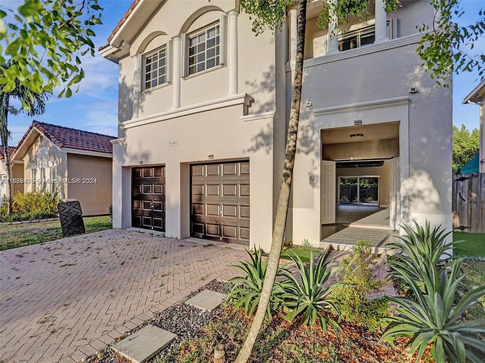 Recently Rented: $5,500 (4 beds, 2 baths, 2018 Square Feet)