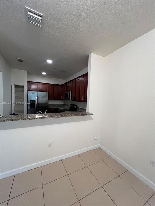 Recently Rented: $3,200 (3 beds, 2 baths, 1207 Square Feet)