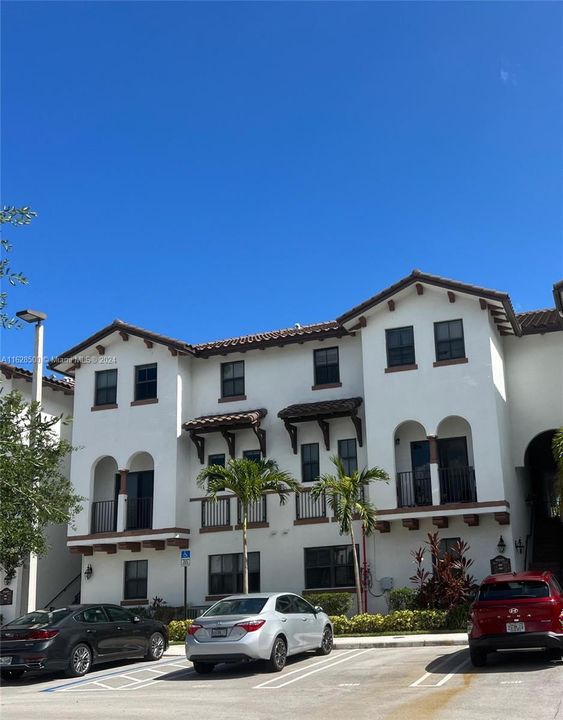 Recently Rented: $3,200 (3 beds, 2 baths, 1207 Square Feet)