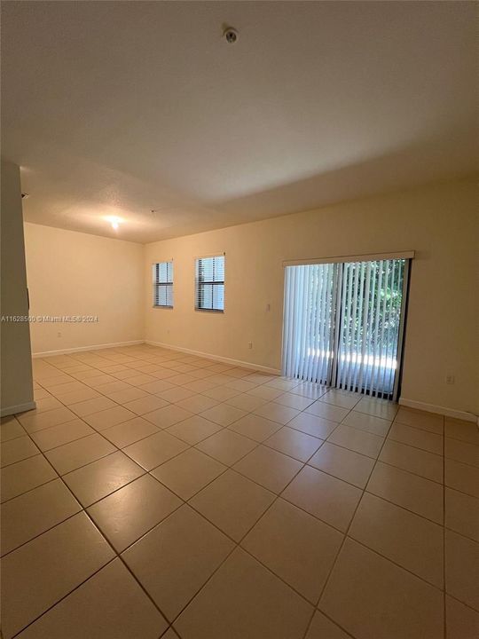 Recently Rented: $3,200 (3 beds, 2 baths, 1207 Square Feet)
