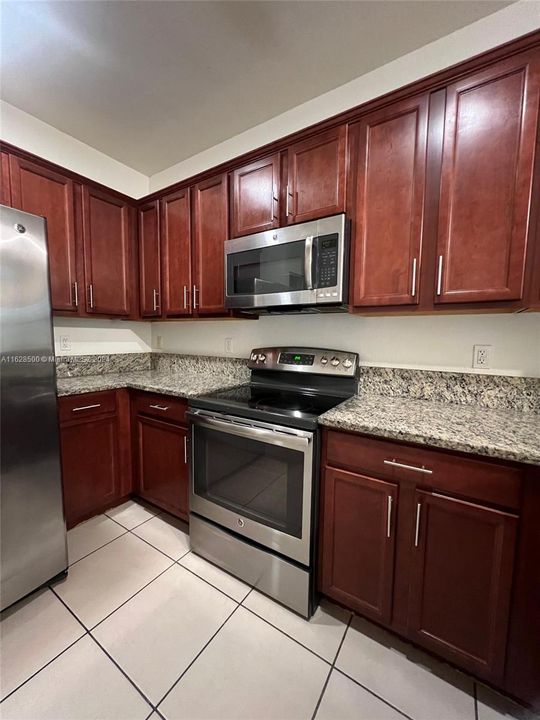 Recently Rented: $3,200 (3 beds, 2 baths, 1207 Square Feet)