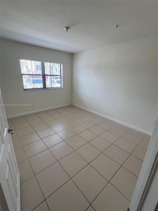 Recently Rented: $3,200 (3 beds, 2 baths, 1207 Square Feet)