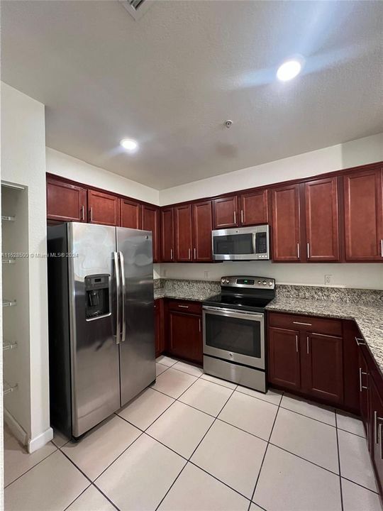 Recently Rented: $3,200 (3 beds, 2 baths, 1207 Square Feet)