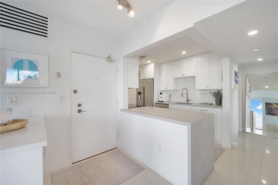 Active With Contract: $1,130,000 (2 beds, 2 baths, 1120 Square Feet)