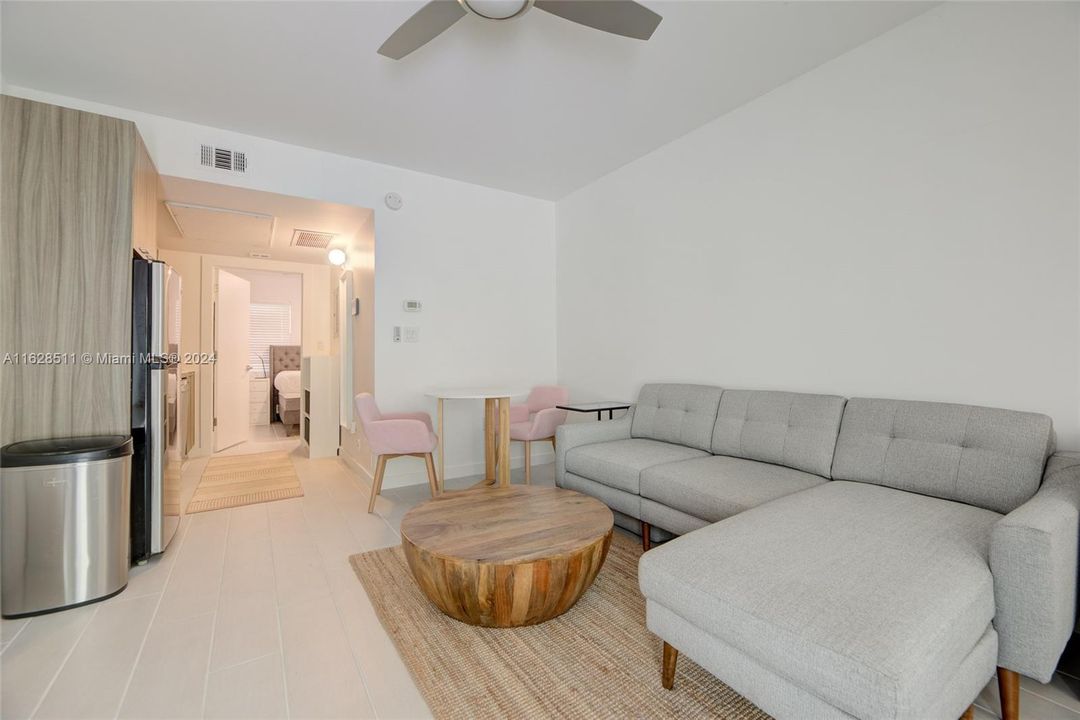 For Sale: $265,000 (1 beds, 1 baths, 429 Square Feet)