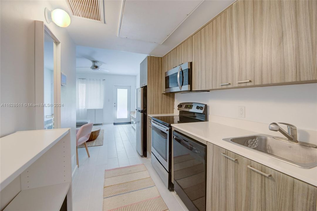 For Sale: $265,000 (1 beds, 1 baths, 429 Square Feet)