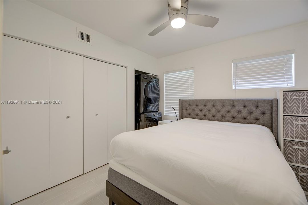 For Sale: $265,000 (1 beds, 1 baths, 429 Square Feet)