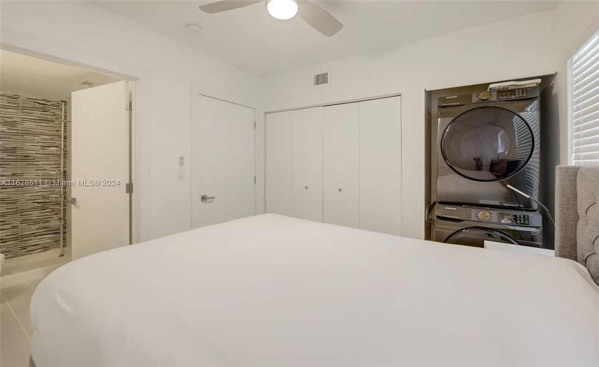 For Sale: $265,000 (1 beds, 1 baths, 429 Square Feet)