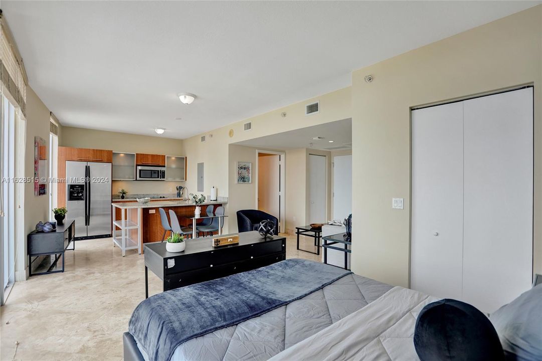 Recently Rented: $2,550 (0 beds, 1 baths, 580 Square Feet)