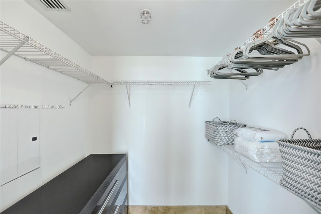 Recently Rented: $2,550 (0 beds, 1 baths, 580 Square Feet)