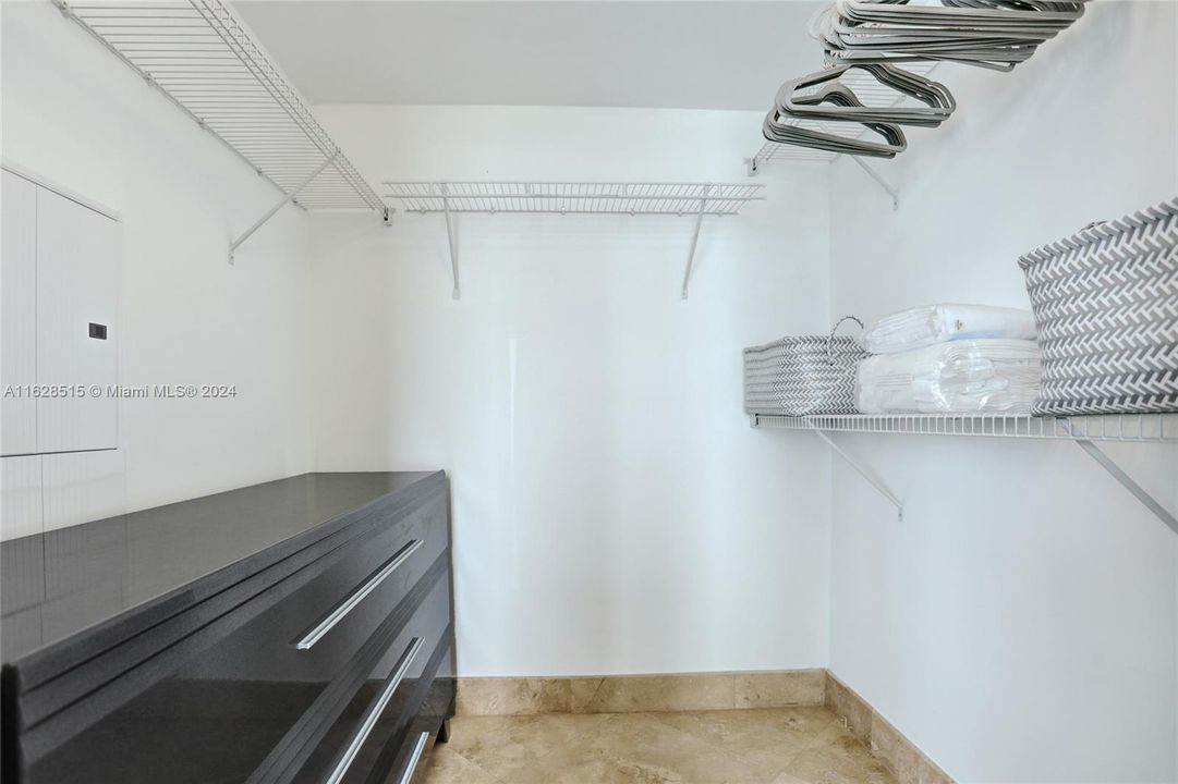 Recently Rented: $2,550 (0 beds, 1 baths, 580 Square Feet)