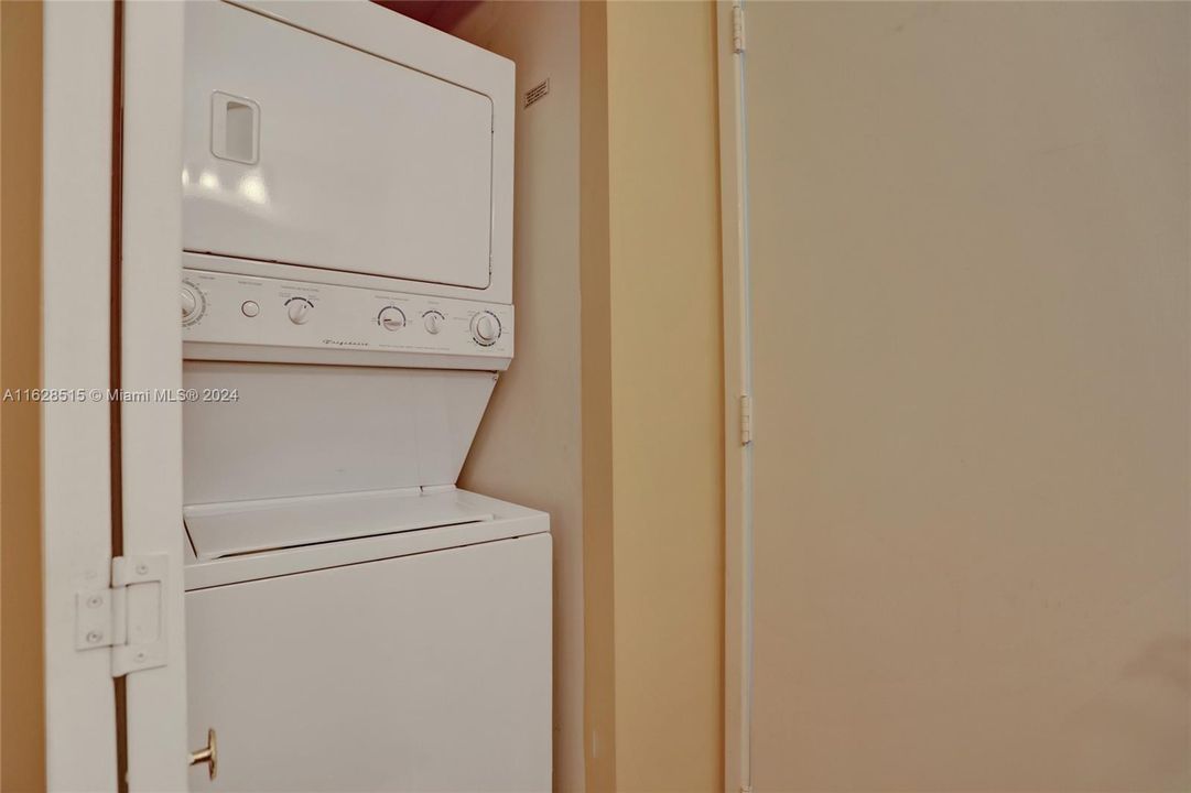 Recently Rented: $2,550 (0 beds, 1 baths, 580 Square Feet)