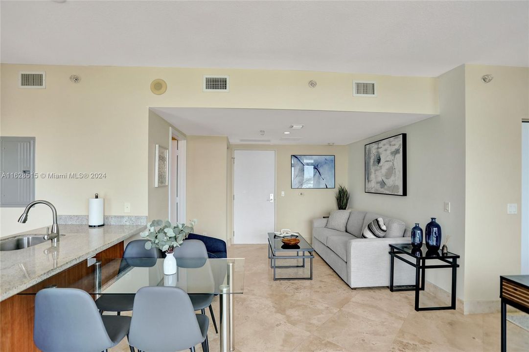 Recently Rented: $2,550 (0 beds, 1 baths, 580 Square Feet)