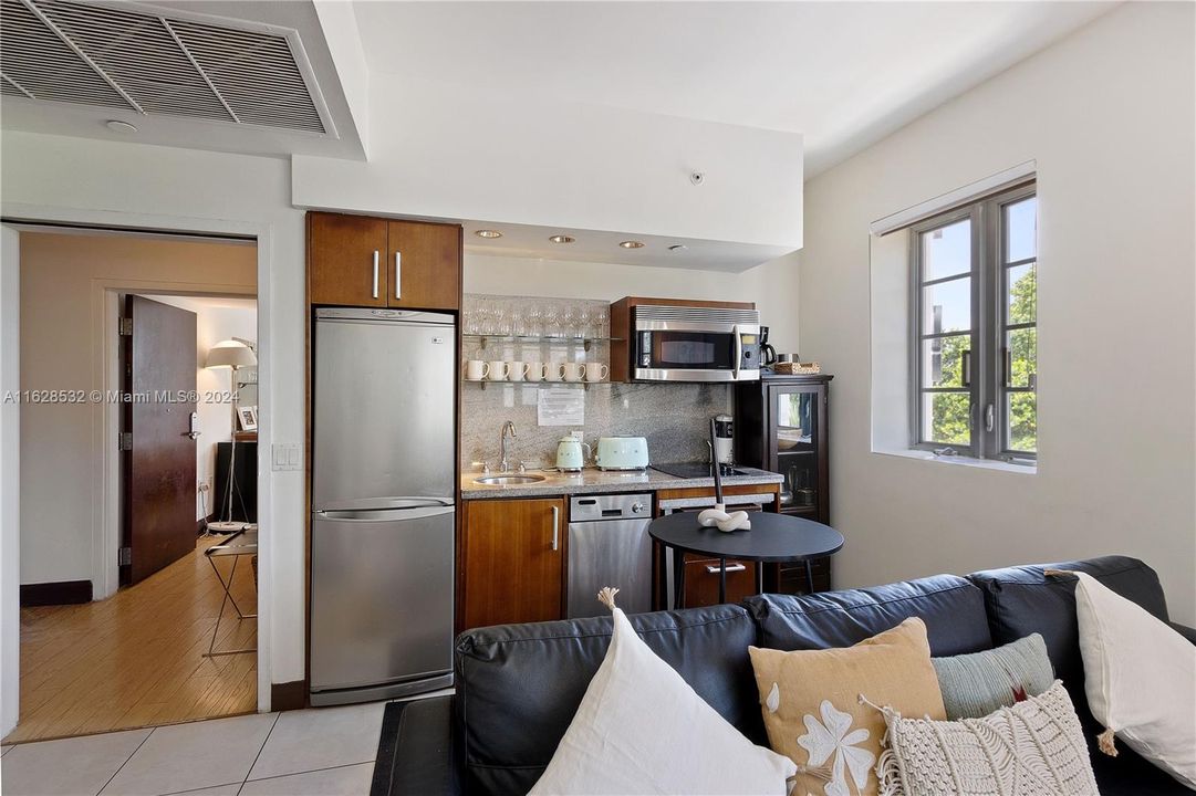 For Sale: $1,075,000 (2 beds, 2 baths, 729 Square Feet)