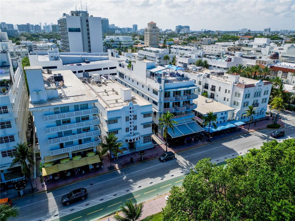 For Sale: $1,075,000 (2 beds, 2 baths, 729 Square Feet)