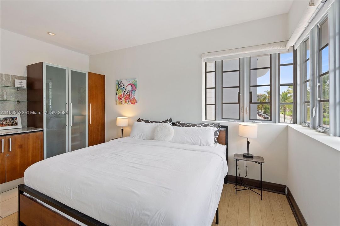 For Sale: $1,075,000 (2 beds, 2 baths, 729 Square Feet)