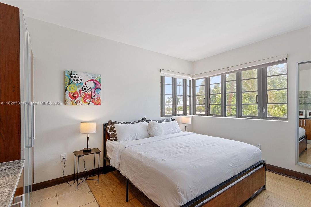 For Sale: $1,075,000 (2 beds, 2 baths, 729 Square Feet)