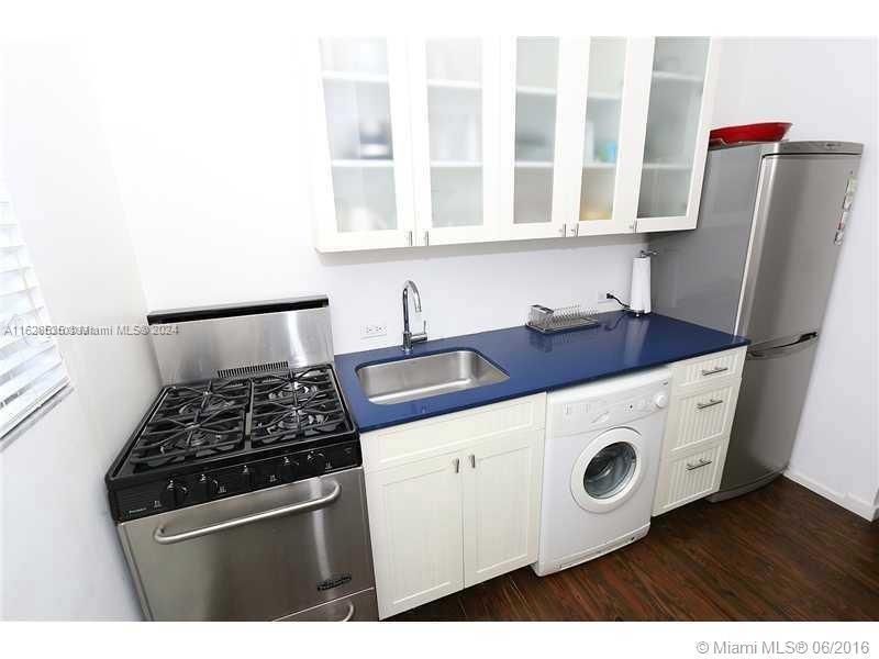 For Sale: $320,000 (1 beds, 1 baths, 674 Square Feet)