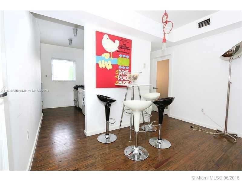 For Sale: $320,000 (1 beds, 1 baths, 674 Square Feet)