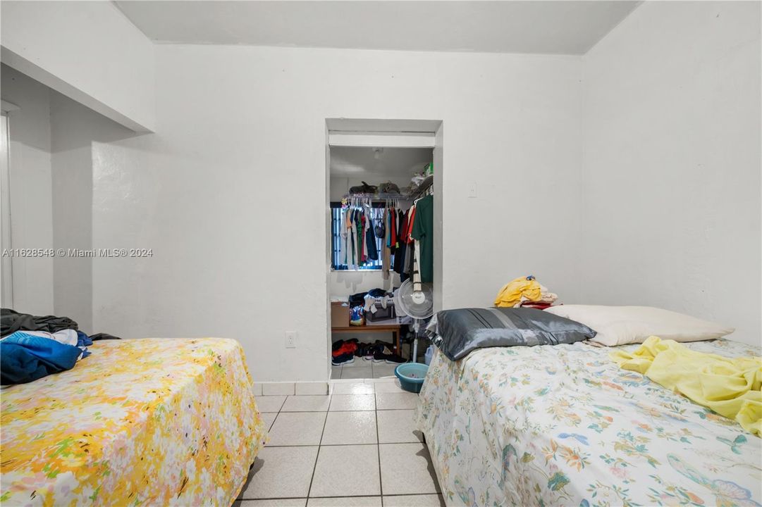 Activo con contrato: $649,999 (4 camas, 2 baños, 2398 Pies cuadrados)