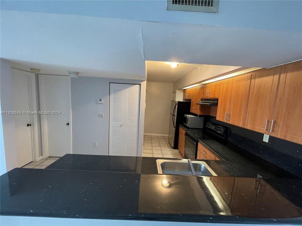 For Sale: $225,000 (1 beds, 1 baths, 813 Square Feet)