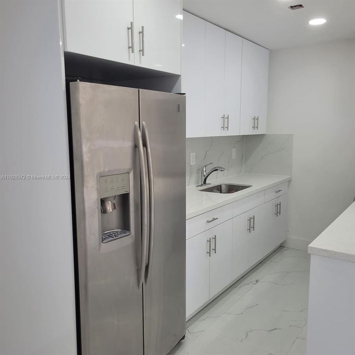 Active With Contract: $317,000 (1 beds, 1 baths, 875 Square Feet)