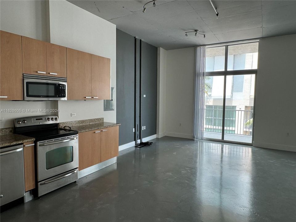 Recently Rented: $2,000 (1 beds, 1 baths, 738 Square Feet)