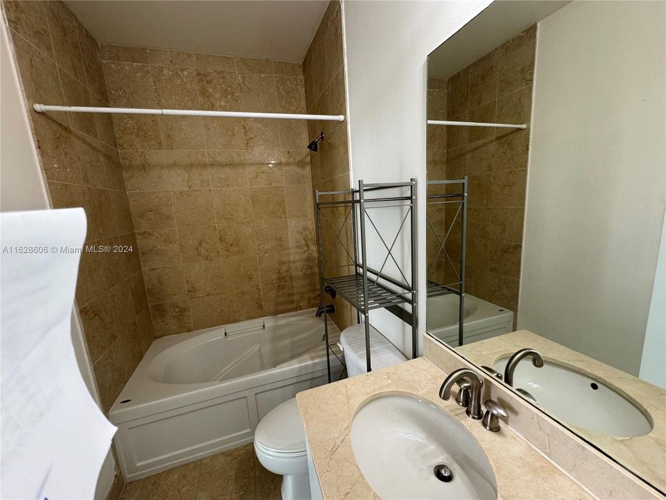 Recently Rented: $2,000 (1 beds, 1 baths, 738 Square Feet)