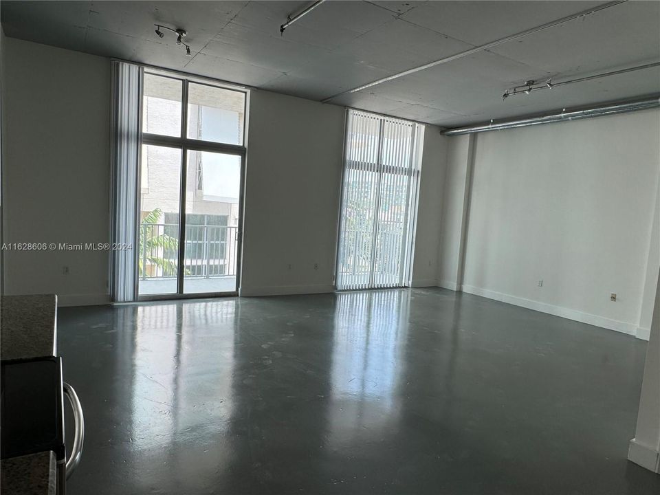 Recently Rented: $2,000 (1 beds, 1 baths, 738 Square Feet)